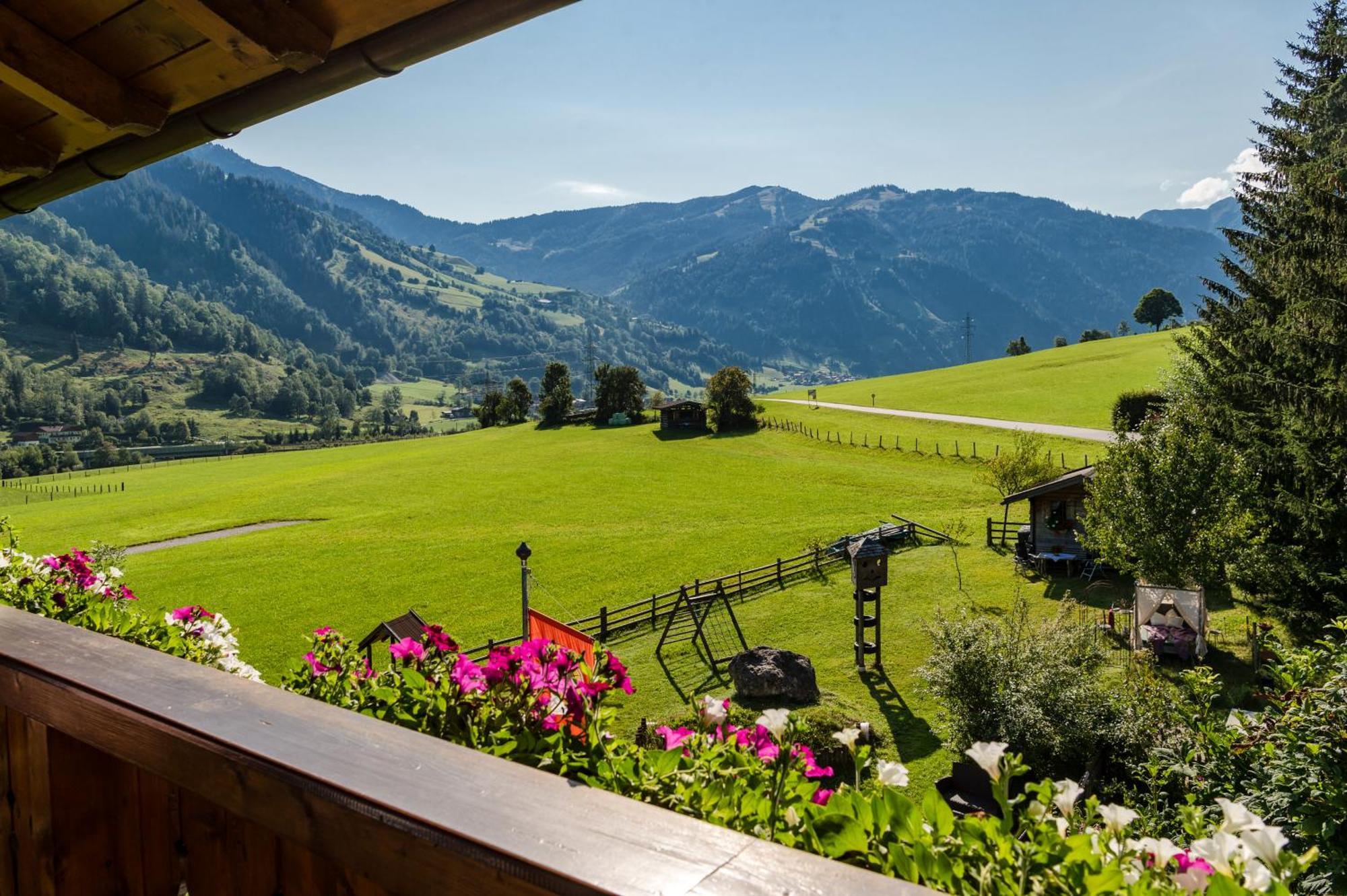 Bauernhofhotel "Die Unterbergerin": Farm Stay with Spa Access in Gastein Dorfgastein Exterior photo