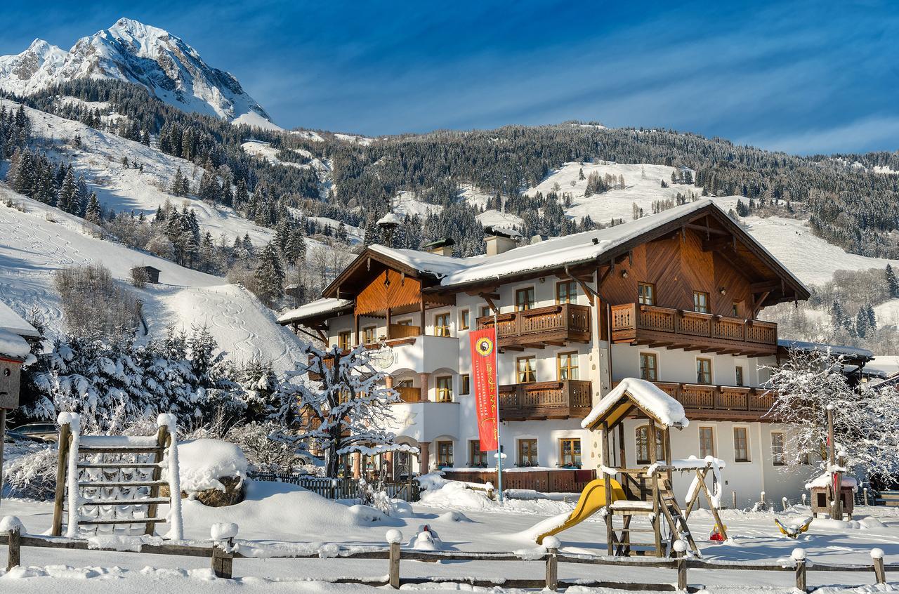 Bauernhofhotel "Die Unterbergerin": Farm Stay with Spa Access in Gastein Dorfgastein Exterior photo