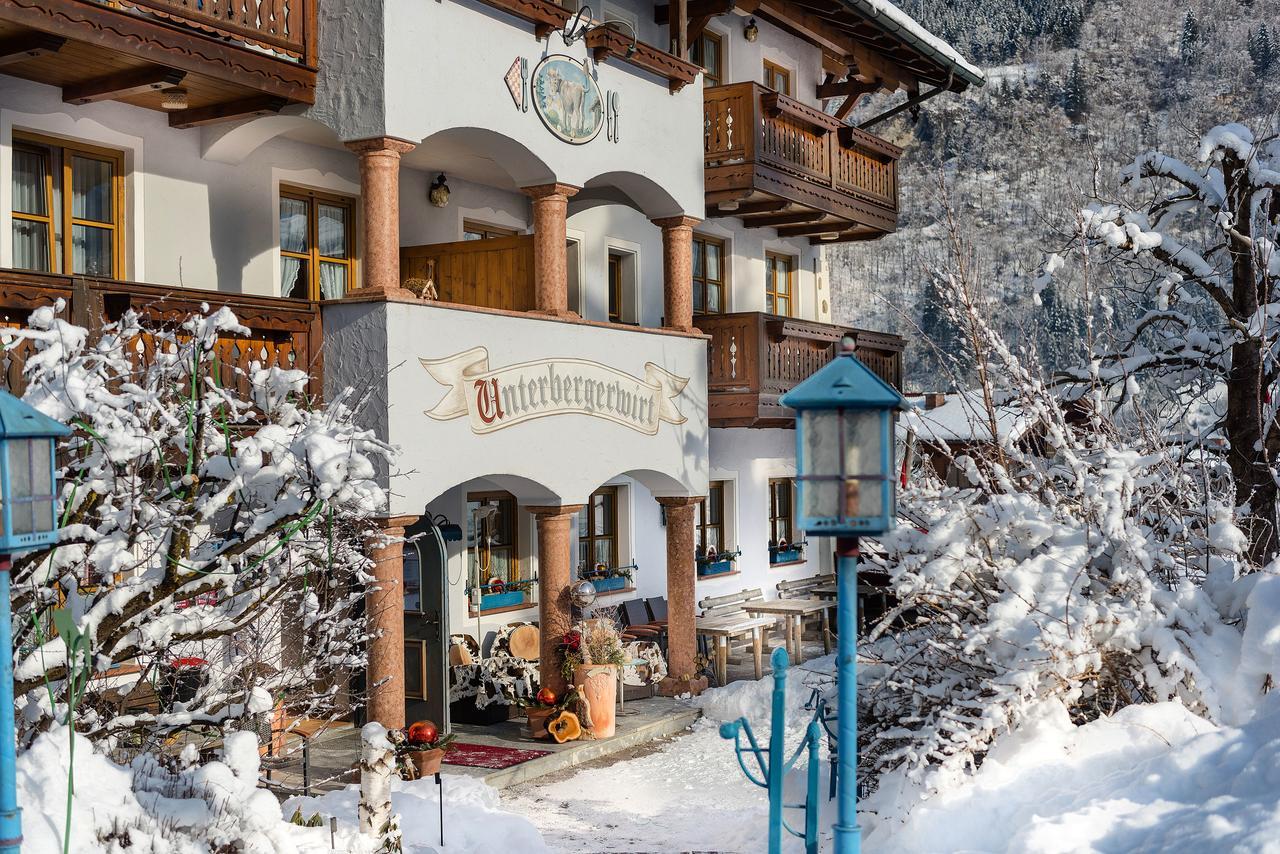 Bauernhofhotel "Die Unterbergerin": Farm Stay with Spa Access in Gastein Dorfgastein Exterior photo